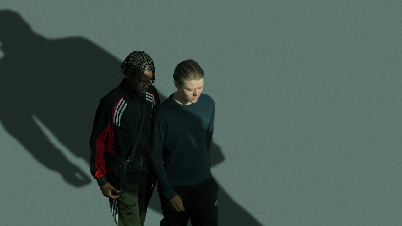 DE - Mit zitternden Händen (2024) 0