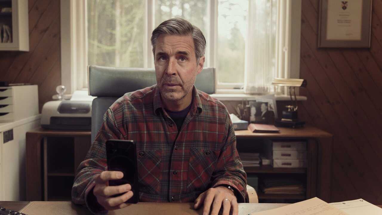 ES - Small Town, Big Story (2025) 2