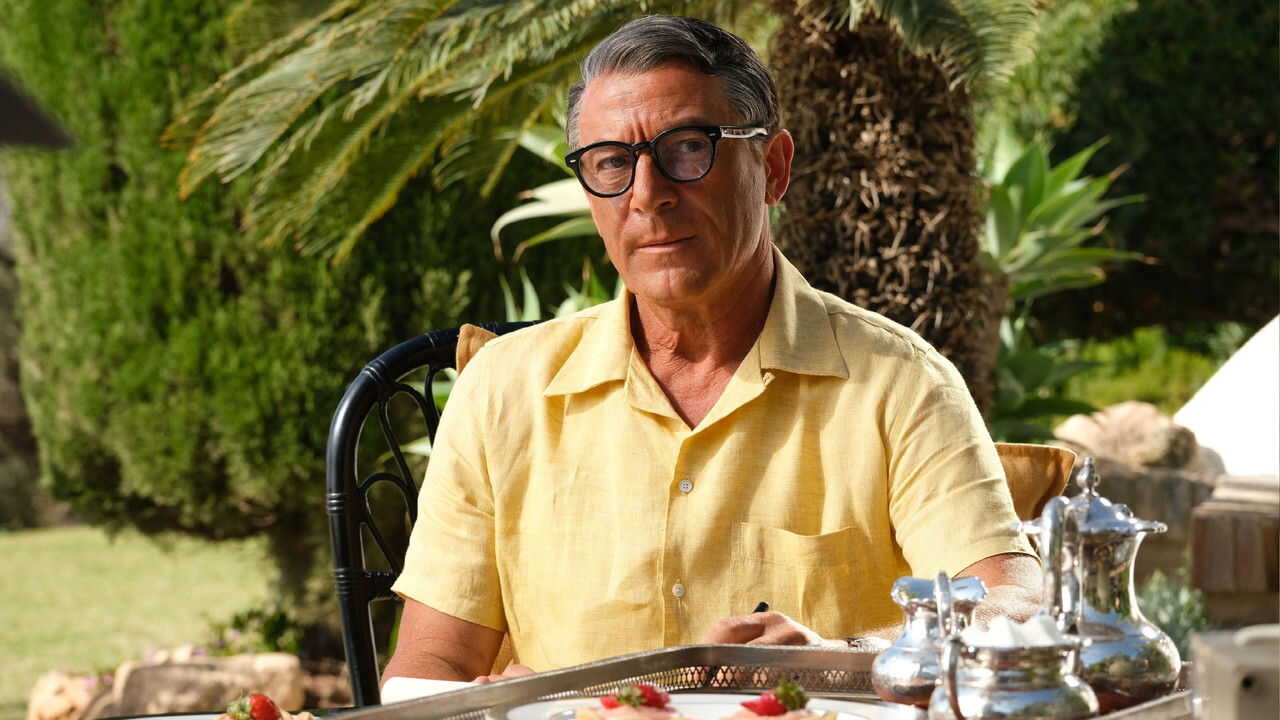 EX - Archie: The Man Who Became Cary Grant (2023) 2