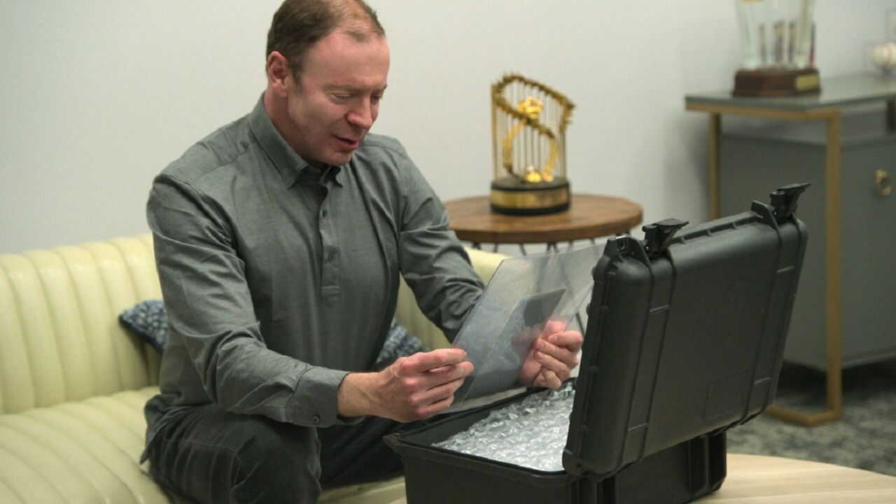 EX - King of Collectibles: The Goldin Touch (2023) 2