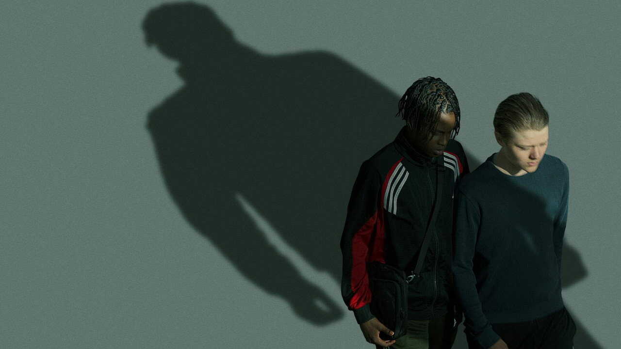 DE - Mit zitternden Händen (2024) 2