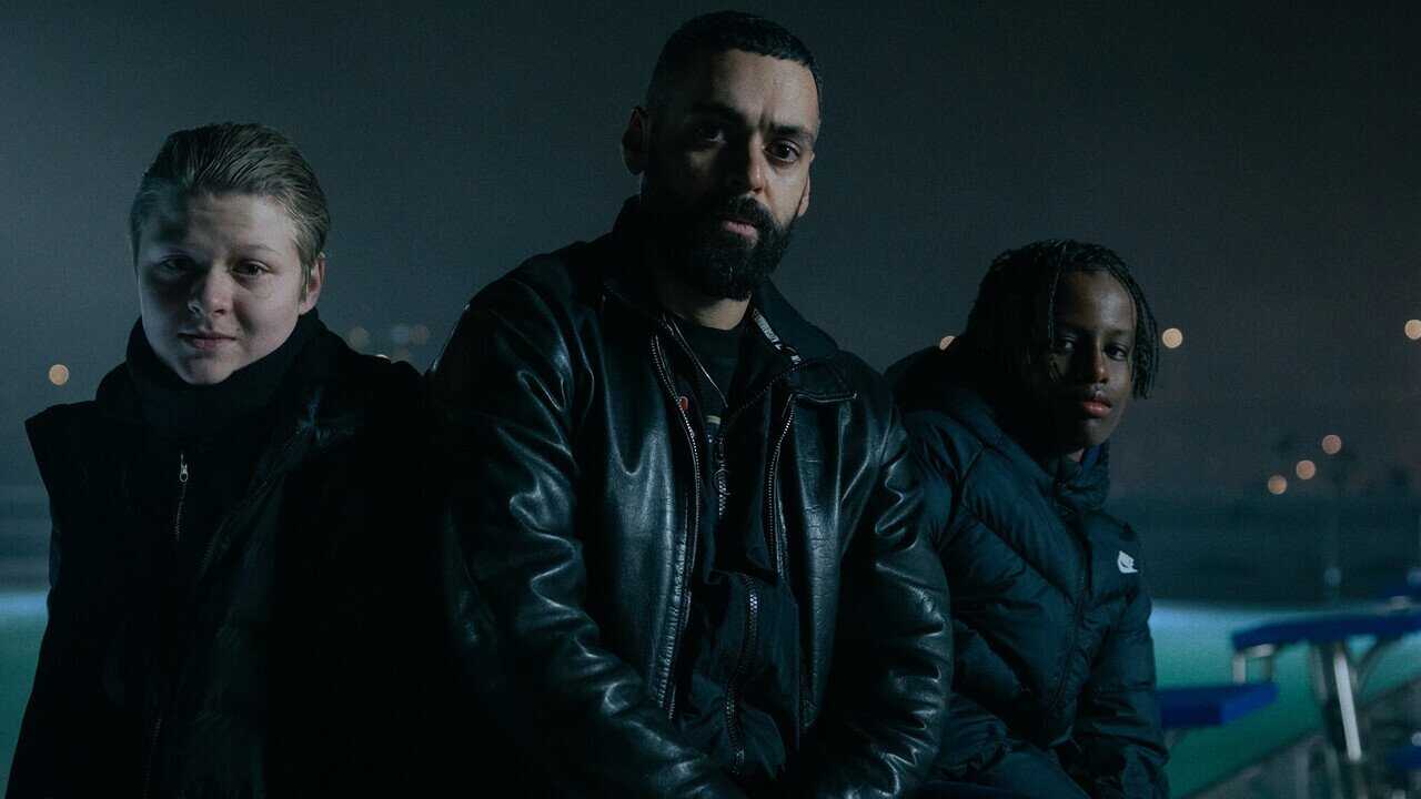 DE - Mit zitternden Händen (2024) 1