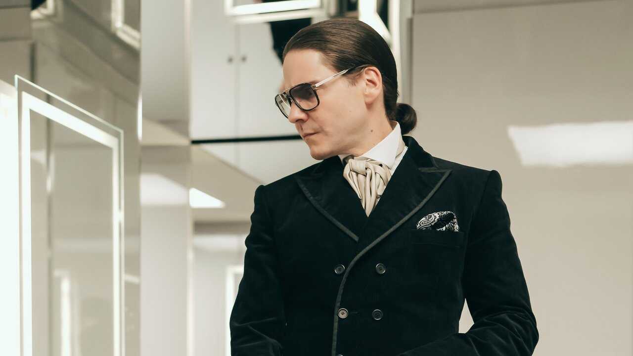 FR - Becoming Karl Lagerfeld 4